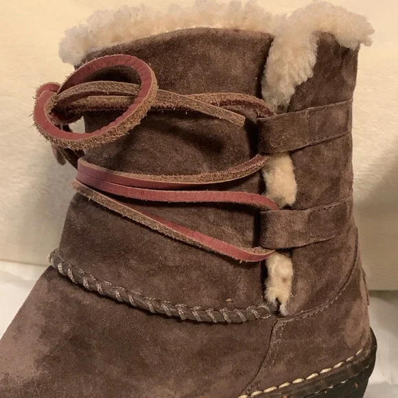 UGG Suede Boots, Leather Laces, Shearling Lined, Moccasin Style, Excellent Shape - Picture 6 of 11
